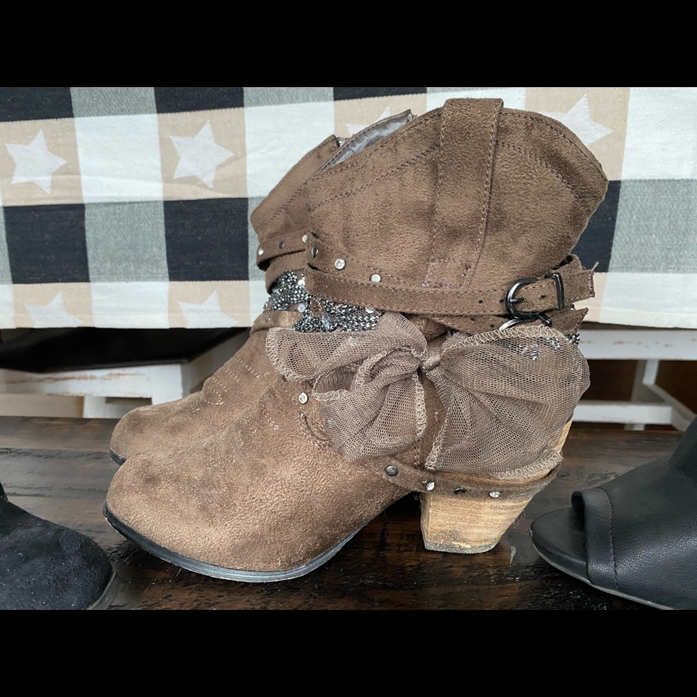 9 wide cowboy boot style ankle boots